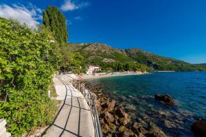 ein Strand mit Gehweg und dem Wasser in der Unterkunft Silvio Beach House - Shoreline Haven in Mlini + 28 Fotos
