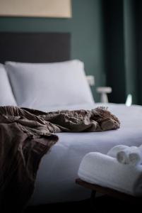 - un lit avec une couverture et 2 serviettes dans l'établissement L'Atelier - 2 min walk to Bernina Express, à Tirano