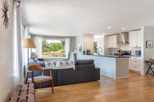 ein Wohnzimmer mit Sofa und eine Küche in der Unterkunft Point Lyle in Mosier