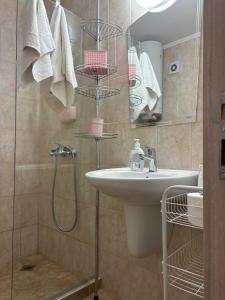 een badkamer met een wastafel en een douche bij Ravda Apolon 9 Apartment in Ravda