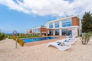 Bazén v ubytování Coral Elite Residence Mit Pool Und Whirlpool nebo v jeho okolí