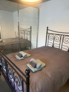 1 dormitorio con 1 cama con 2 toallas y espejo en Luxury Studio Happy Life, en Blumenstein