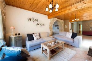 Una sala de estar con dos sofás y una mesa. en Villa Kirke with private swimming pool, en Próvarma 28 fotos más