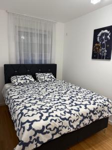 Ένα ή περισσότερα κρεβάτια σε δωμάτιο στο Apartment Sunny