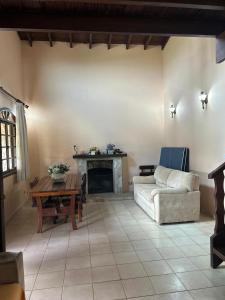 Una sala de estar con un sofá y una chimenea. en Chácara do Sossego, en Piracaia