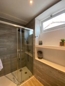 eine Dusche mit Glastür im Badezimmer in der Unterkunft Appartement calme à Saint Maixent l'Ecole in Saint-Maixent-lʼÉcole