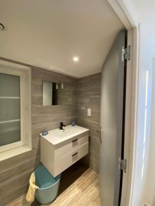 a bathroom with a sink and a mirror at Appartement calme à Saint Maixent l'Ecole in Saint-Maixent-lʼÉcole