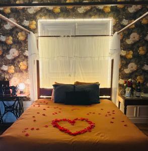 Ένα ή περισσότερα κρεβάτια σε δωμάτιο στο Romance chez Sir Guillaume