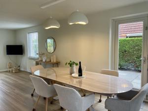 TV a/nebo společenská místnost v ubytování Fero Breskens - Modern & kindvriendelijk vakantiehuis op wandelafstand van het strand