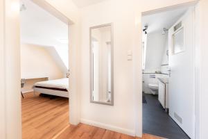 Ένα ή περισσότερα κρεβάτια σε δωμάτιο στο Stylisch möblierte Altstadt Suite an der Nürnberger Burg - 2 Min zum Christkindlesmarkt - Beamer und Leinwände - Voll möbliert