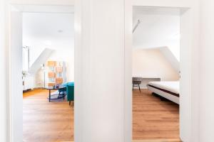 Ένα ή περισσότερα κρεβάτια σε δωμάτιο στο Stylisch möblierte Altstadt Suite an der Nürnberger Burg - 2 Min zum Christkindlesmarkt - Beamer und Leinwände - Voll möbliert