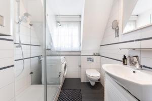 Ένα μπάνιο στο Stylisch möblierte Altstadt Suite an der Nürnberger Burg - 2 Min zum Christkindlesmarkt - Beamer und Leinwände - Voll möbliert