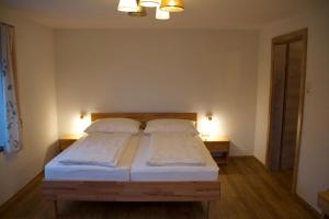 Giường trong phòng chung tại Ferienwohnung Märzinger