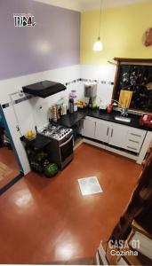 an overhead view of a small kitchen with a sink at Chalé tribal Vermelho in Alto Paraíso de Goiás +4 photos