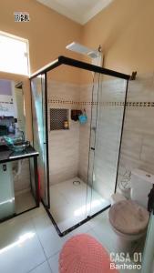 eine Duschkabine im Bad mit WC in der Unterkunft Chalé tribal Vermelho in Alto Paraíso de Goiás