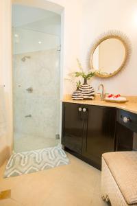 普拉卡海尔Casa Serena Luxury Retreat in Reserva Conchal的带淋浴、水槽和镜子的浴室 更多38张照片