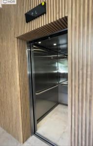 圣玛尔塔Frente al mar ,vista panoramica, acceso a la playa的商店墙上的不锈钢冰箱