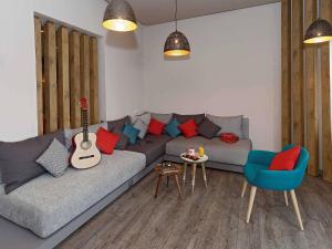 sala de estar con sofá y guitarra en Ibis El Jadida, en El Jadida