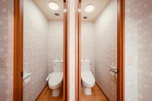 ein Bad mit 2 WCs in einem Zimmer in der Unterkunft KeiCo 定員12名 駐車場12台 露天風4分 河口湖6分 富士急10分 ふじてんスノーリゾート10分 in Narusawa + 22 Fotos