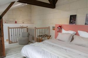 A bed or beds in a room at La Bûcherie - Appartement cœur de ville classé 3 étoiles