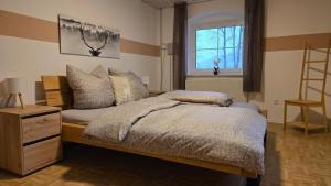 ein Schlafzimmer mit einem Bett und einem Fenster in der Unterkunft Ferienwohnung Aschenbrenner in Hohenwarth