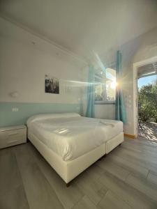 un grand lit dans une chambre avec une fenêtre dans l'établissement Resort Acqua di Venere, à Paestum 55 autres photos