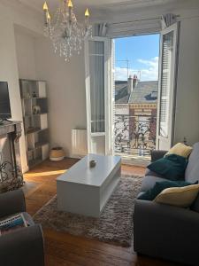 a living room with a couch and a coffee table at L'observatoire in Le Havre