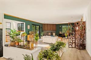 ein Wohnzimmer mit vielen Topfpflanzen in der Unterkunft Lumiere Cabin in Blue Jay
