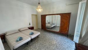 une chambre avec un lit et un grand miroir dans l'établissement Cleo Calla, à Ancône