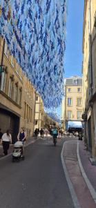une rue de la ville avec un tas de sacs bleus et blancs dans l'établissement Les Murs By le Clos, à Metz