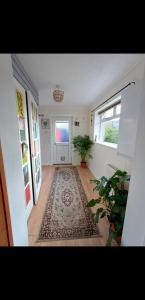- un couloir d'une maison avec un tapis dans l'établissement Home in Thurso NC500, à Thurso