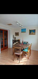 une salle à manger avec une table et des chaises en bois dans l'établissement Home in Thurso NC500, à Thurso