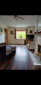 un salon avec un canapé et une cheminée dans l'établissement Home in Thurso NC500, à Thurso