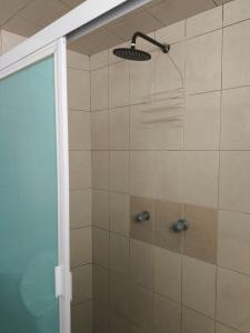 Santa Cruz TecamacCasa Blanca的浴室里有淋浴喷头的淋浴