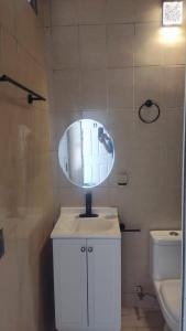 Santa Cruz TecamacCasa Blanca的浴室设有水槽和镜子 更多3张照片