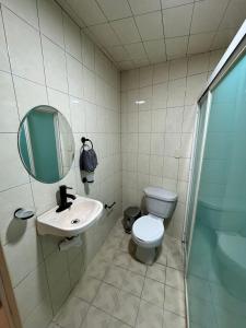 Santa Cruz TecamacCasa Blanca的浴室里有马桶、洗手池和镜子。