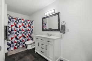 Vannituba majutusasutuses Silverstrike Condos Great Place to Hang your Boots Unit 4 +29 fotot