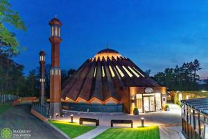 eine Moschee mit zwei Türmen darüber bei Nacht in der Unterkunft Ahmadiyya in  + 10 Fotos