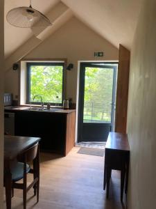 Saint-Brieuc-des-IffsFleurs de lin的厨房配有水槽、桌子和窗户