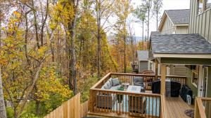 eine Terrasse mit einer Couch auf einem Haus in der Unterkunft Luxury Hot Tub & Fire Pit Home Pet Friendly in Lookout Mountain