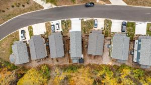 eine Übersicht über eine Reihe von Häusern auf einem Parkplatz in der Unterkunft Luxury Hot Tub & Fire Pit Home Pet Friendly in Lookout Mountain + 29 Fotos