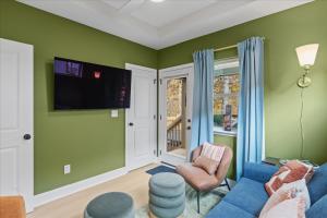 Μια τηλεόραση ή/και κέντρο ψυχαγωγίας στο Luxury Hot Tub & Fire Pit Home Pet Friendly