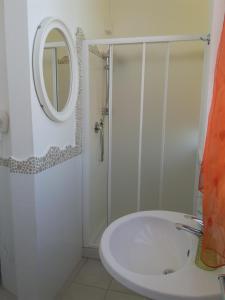 Un baño con ducha y lavabo blanco. en Marevista, en Fano