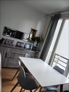 Η κουζίνα ή μικρή κουζίνα στο Appartement cosy à 2 mins de Paris