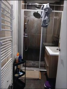 Ένα μπάνιο στο Appartement cosy à 2 mins de Paris