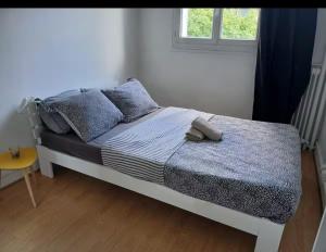Ένα ή περισσότερα κρεβάτια σε δωμάτιο στο Appartement cosy à 2 mins de Paris
