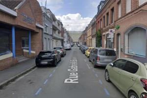 eine Straße mit am Straßenrand geparkten Autos in der Unterkunft L'intemporel - Balneo, Cozy, Romantic in Lambersart