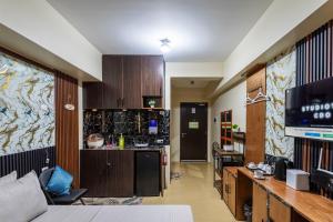 Una habitación con cocina y sala de estar. en Studiotel CDO City Netflix WiFi Pool Access, en Cagayan de Oro