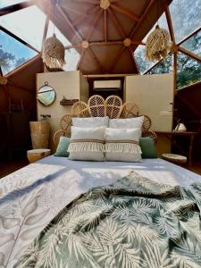 Postel nebo postele na pokoji v ubytování Le Nid d'Eliyah, suites avec jacuzzi 15min Disneyland Paris