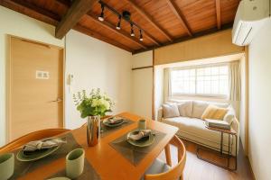 ein Wohnzimmer mit Tisch und Couch in der Unterkunft Sen Yokohama 2K house near Bandobashi Sta 横浜阪東橋 in Yokohama + 33 Fotos